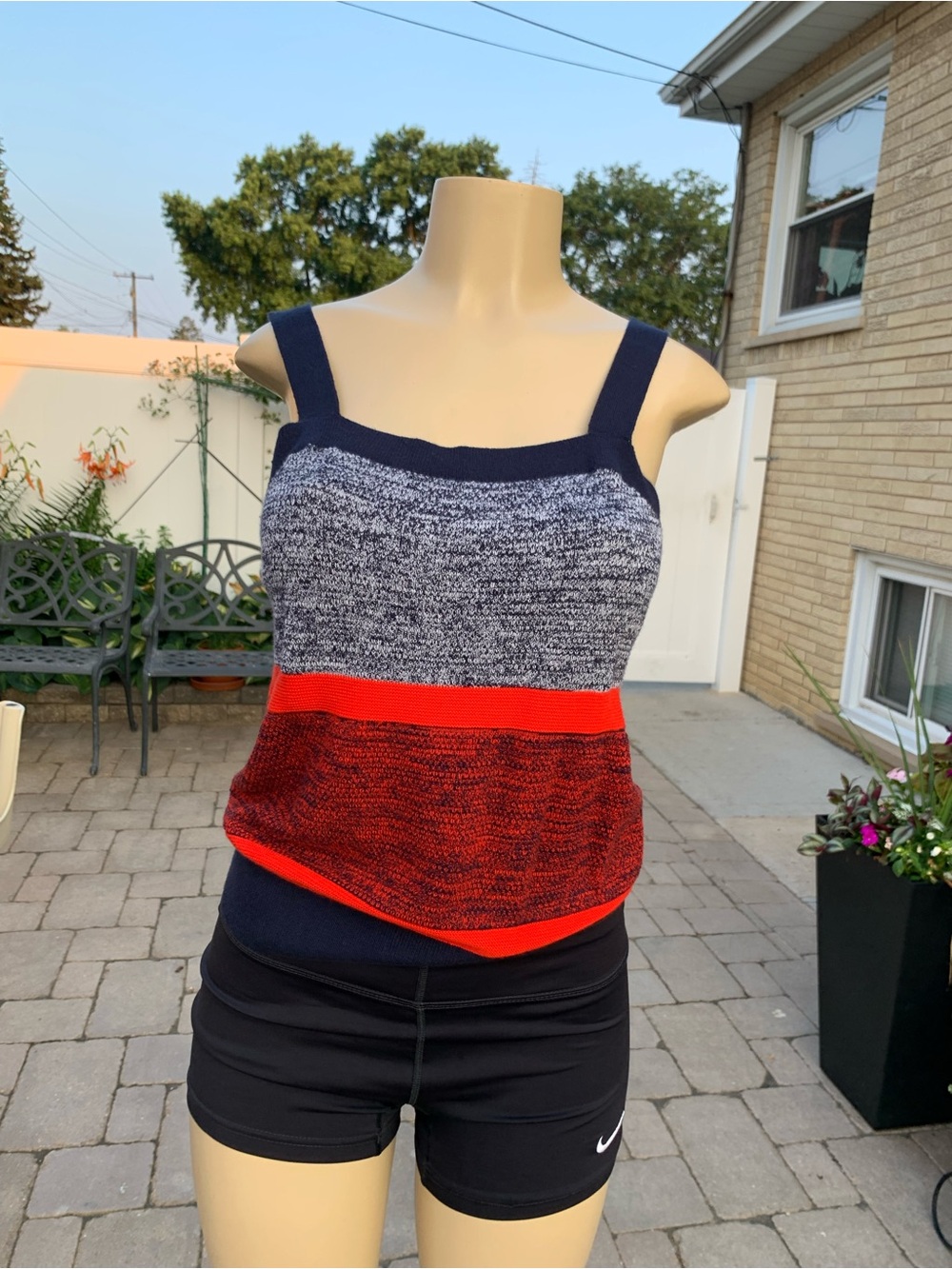 Banana Republic Women's Sweater Knit Tank Top Size Medium Striped red  Blue